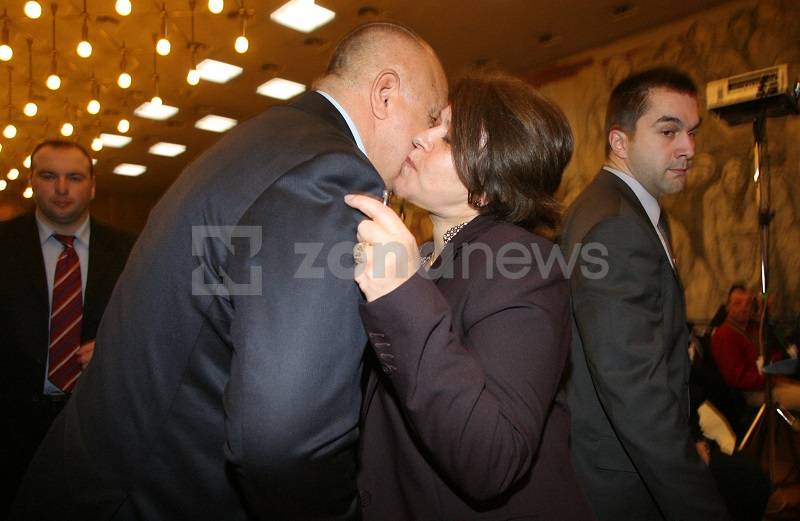 Татяна Дончева посреща с целувки Бойко Борисов на конгреса на Д-21 на 22.02.2015